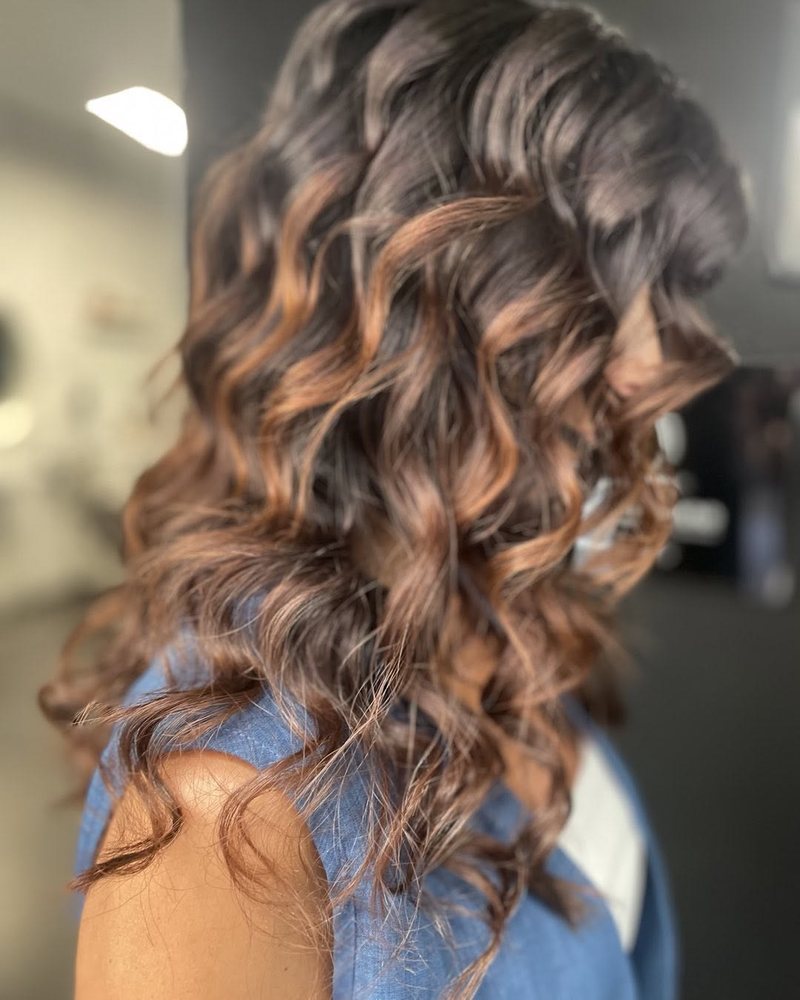 Balayage caramello su base castano scuro, con onde definite