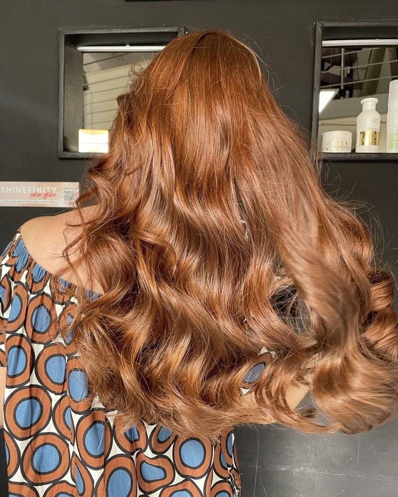Schiaritura su capelli lunghi con onde morbide, realizzata da Franco Pisanzio