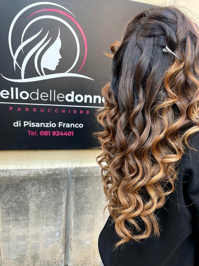 Onde ramate definite davanti all'insegna del salone Il Bello delle Donne