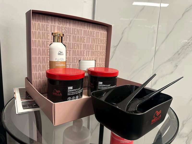 Il kit Wella Ultimate Repair e Smooth Filler pronto sul carrello, con ciotola e pennello
