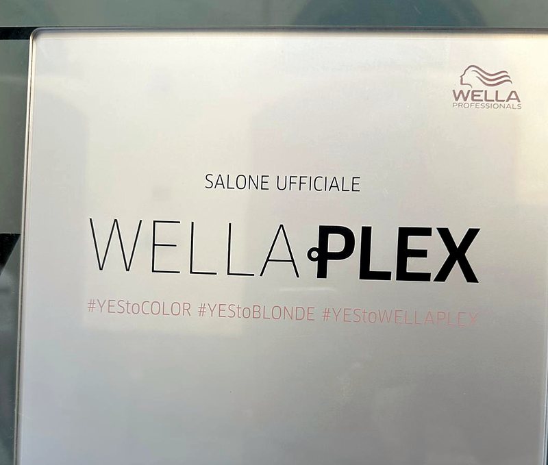 La targa Wella «Salone ufficiale Wellaplex» esposta nel salone